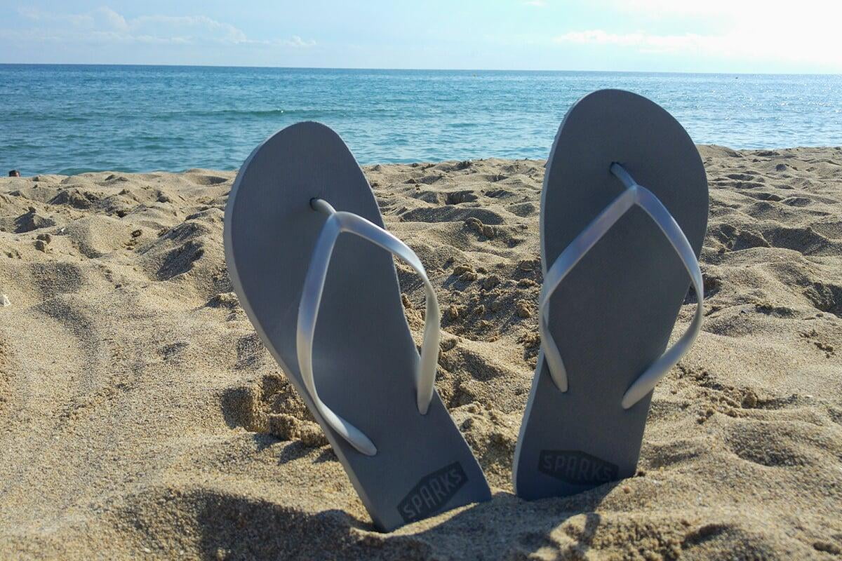 SPARKS-Flip-Flops am Strand für einen Ausgleich zur Arbeit
